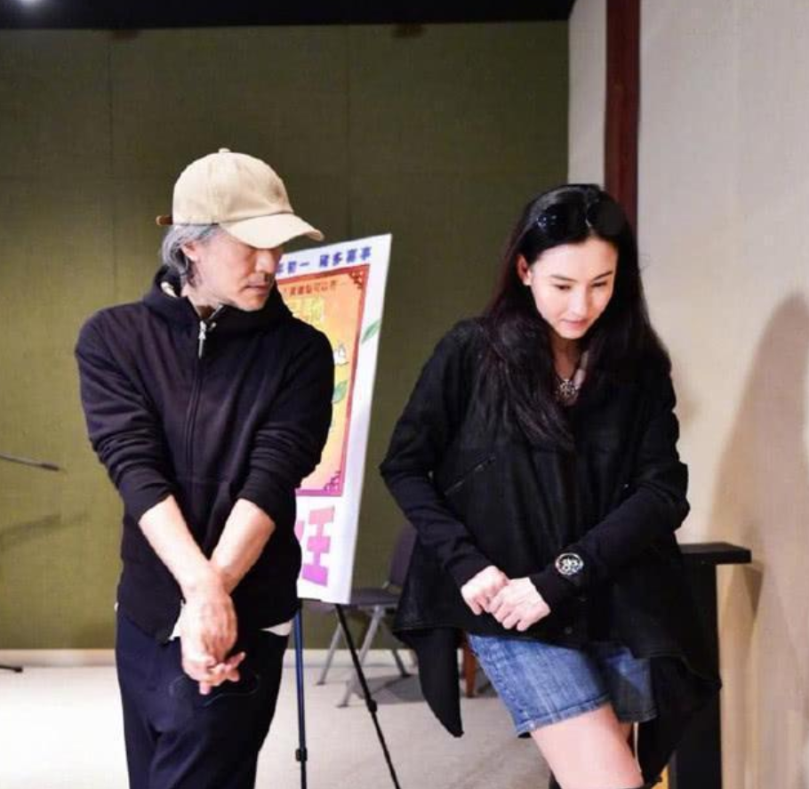 张柏芝现身高定秀T台，半永久贴头皮发型走红，