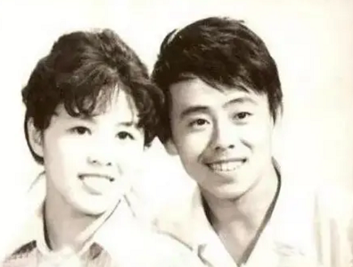 潘长江妻子近照曝光，曾经为他住厕所，却差点被爆红的丈夫抛弃