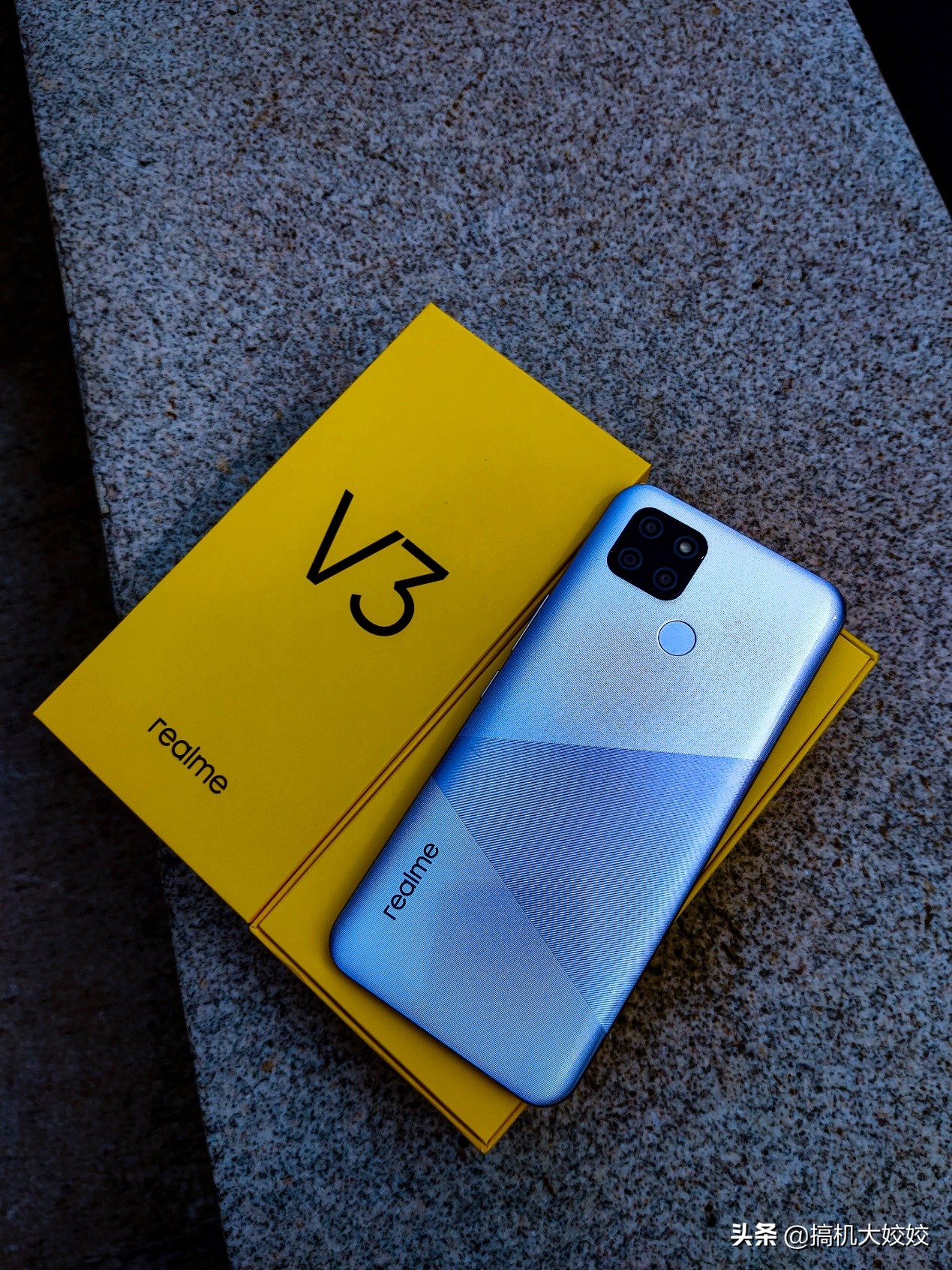 Realme V3，一款不上1000元敢跨級(jí)的100元5G手機(jī)上