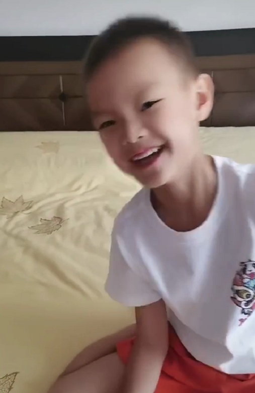 太受宠！林丹儿子在妈妈名牌包上作画，谢杏芳不生气还鼓励他