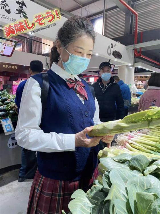 68岁奶奶穿“JK制服”狂吸粉，背影年轻被叫姐姐，粉丝：漂亮