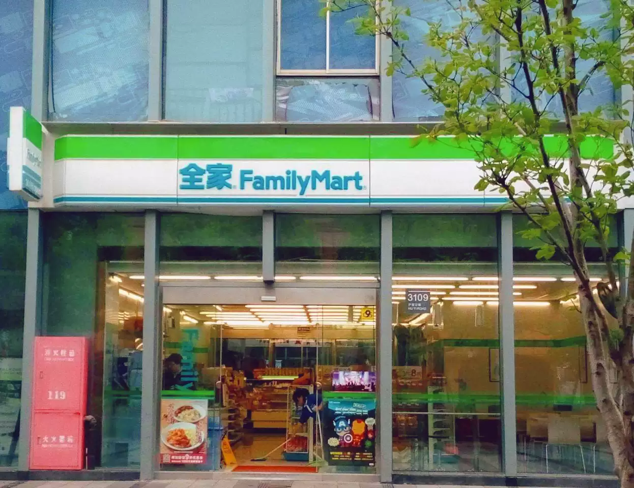 「发呆的下午」再临上海｜为你造一间“便利店庇护所”