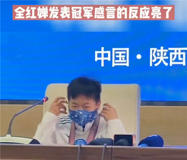 全红婵太逗！被允许接受采访结果却懵了，教练挥手提醒把她吓一跳