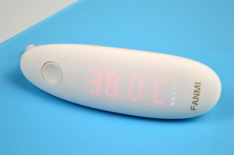 关爱孩子健康，发烧要准确测量体温，体验凡米耳温枪白瓷版