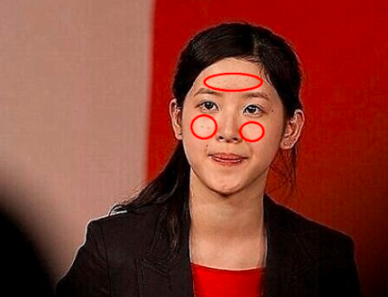 27岁章泽天参加聚会，一袭长裙尽显贵妇气质，耳