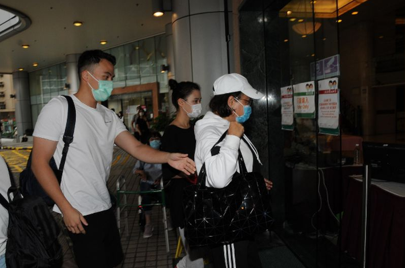 98岁赌王被曝病危！何超莲等人齐聚医院探视后，