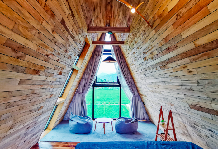 回乡务农却成为网红，稻田里的三角木屋民宿，房费上千仍一房难求