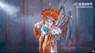 陆毅女儿再以京剧扮相出镜，贝儿造型超亮眼，举手投足尽显专业范