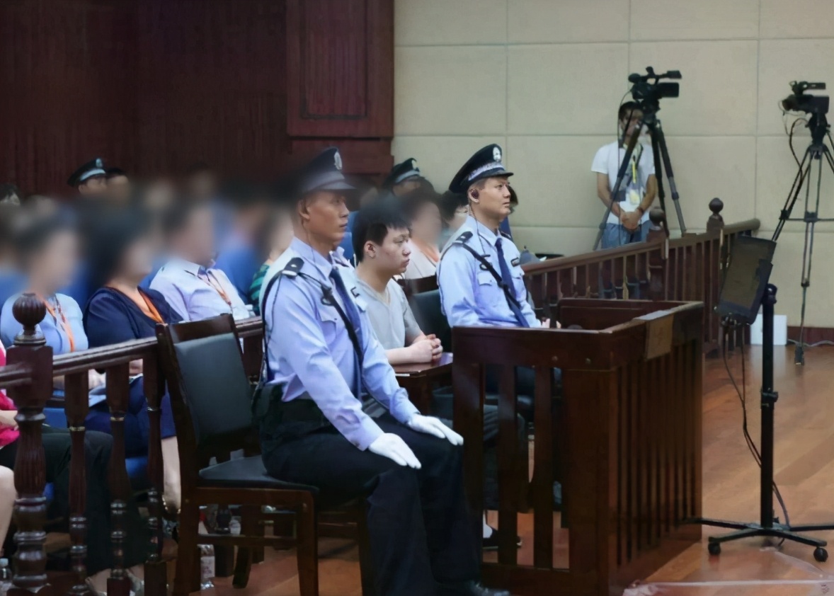 『于欢获』“辱母杀人案”当事人于欢获减刑出狱 绝望中捅杀1人定性为防卫过当