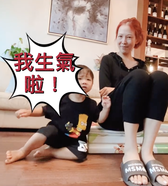 蔡少芬整蛊儿子超开心，故意推挤鱼蛋落地，高冷boy却罕见露笑容