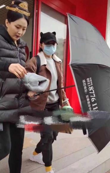 46岁王艳近照曝光，面容憔悴法令纹明显，网友：豪门生活不如意