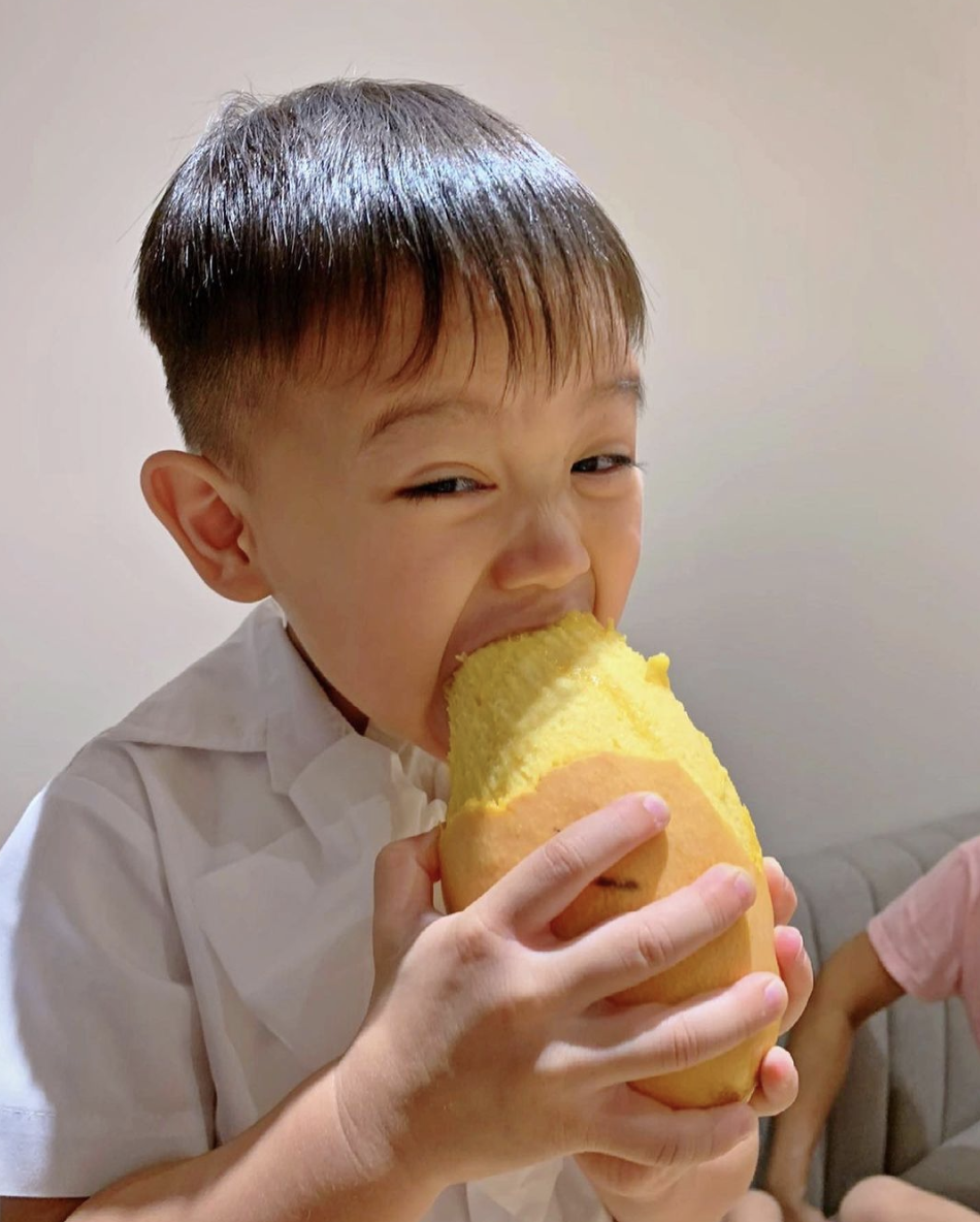 胡杏兒老公曬長子變魔術，奕霆戲精上身超愛演，大眼睛靈動顏值高