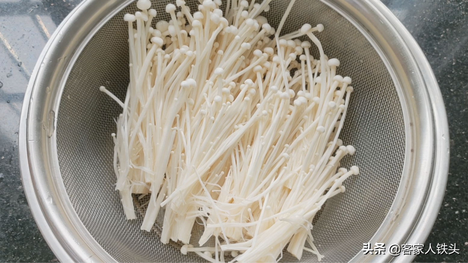 金针菇加豆腐最好吃的做法，鲜香味美，味道真不一样，汁都吃不剩