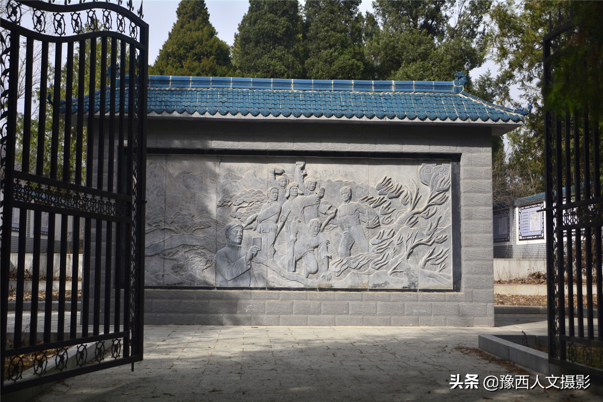 村里土房拆除，农家大叔从挖掘机下抢出来一卷布，啥东西这么珍贵