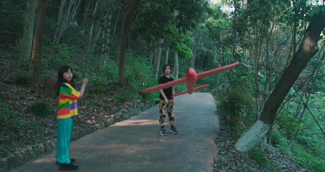 張晉曬一家五口幸福出遊，蔡少芬再現坑娃日常，兒子被嚇到大哭