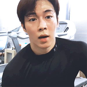 这位男团爱豆细长又漂亮的杏仁眼超有魅力