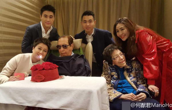 98岁赌王何鸿燊病逝，墓地公开，生前最后公开照