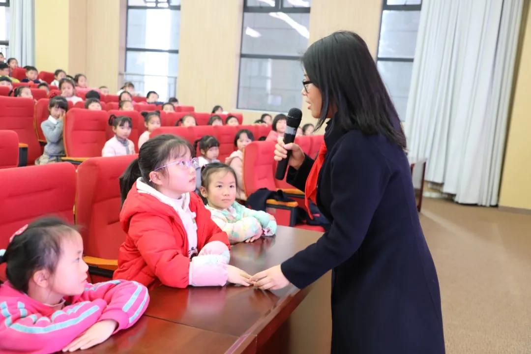 学习雷锋好榜样——成都市华阳中学附小开展爱国主义教育序列活动