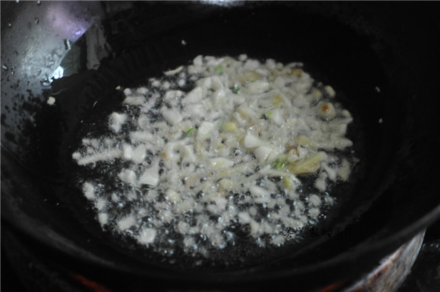 馋肉了，做道红烧冬瓜，加把辣椒锅中一烧，比红烧肉更香