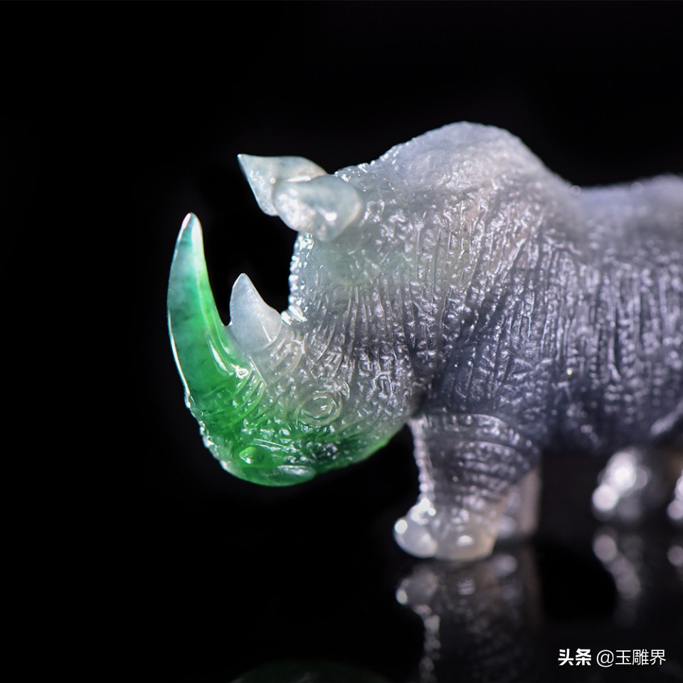 带翠绿乌鸡种翡翠巧变犀牛,一大一小,趣味十足(危料和缅甸翡翠的区别)
