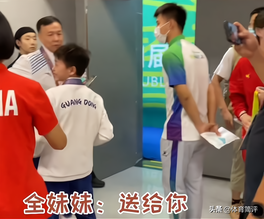 裁判与全红婵合影后，还想要玩具娃娃，全红婵7个字回应彰显风度