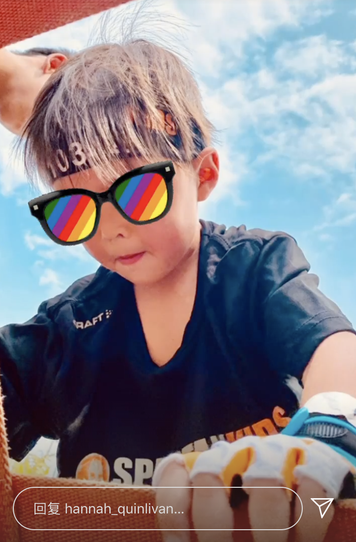 昆凌參加親子運動，女兒搬輪胎不嬌氣，弟弟高冷比耶成Q版周杰倫