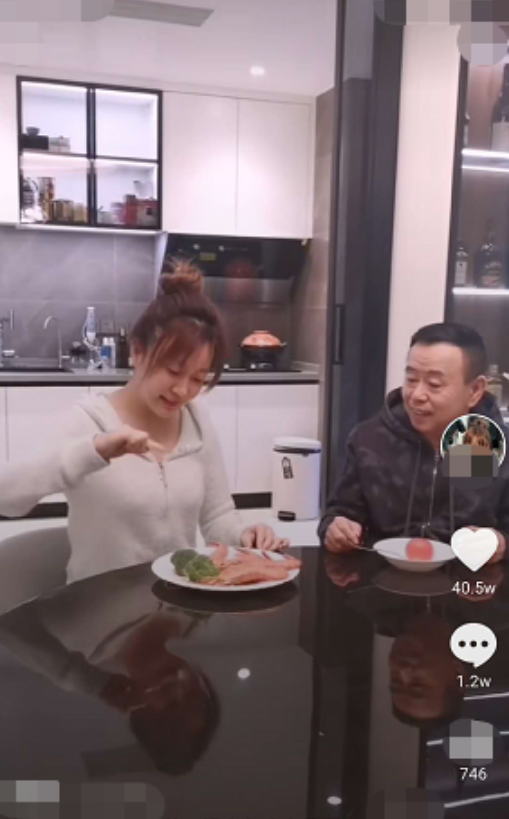 潘长江的豪宅曝光，住着这么大的家，六十多岁依然童心未泯