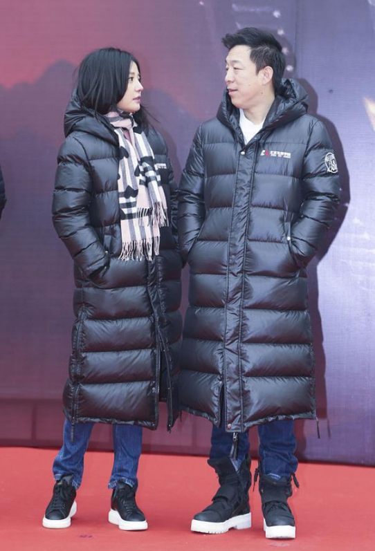 赵薇穿搭太接地气，纯黑羽绒服配普通牛仔裤，