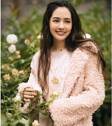 郭碧婷学习向太穿搭，女儿百日宴上穿20万连衣裙