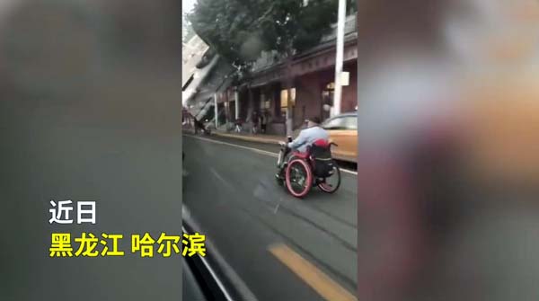 轮椅|俩大爷开电动轮椅街上飙车 场面惊险不已