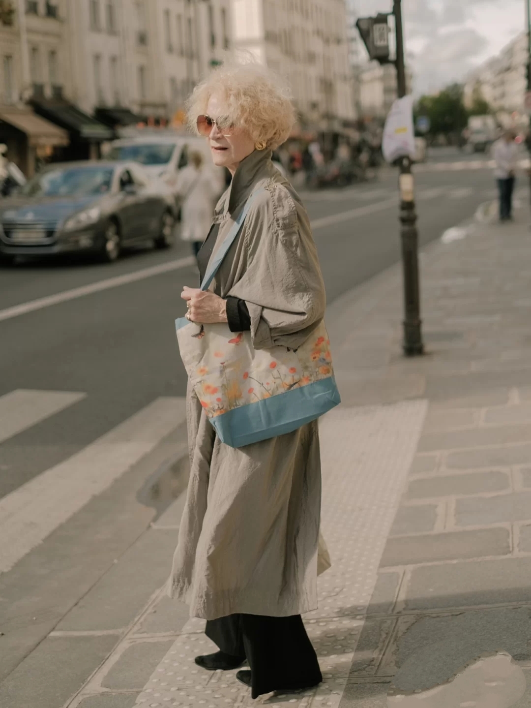巴黎奶奶们的日常街拍，女人就该这么从容，活到老优雅到老