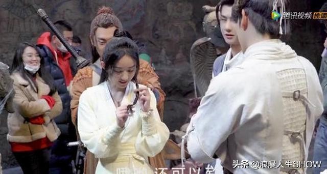 王一博给赵丽颖编头发技术娴熟，能干的谢允，戏外花絮太有趣了