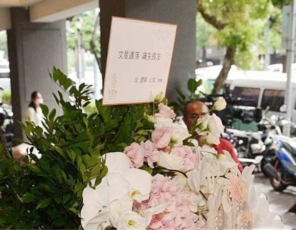 黄鸿升追悼会现场：女友情绪几近崩溃，张钧甯贾静雯曹格哀伤落泪