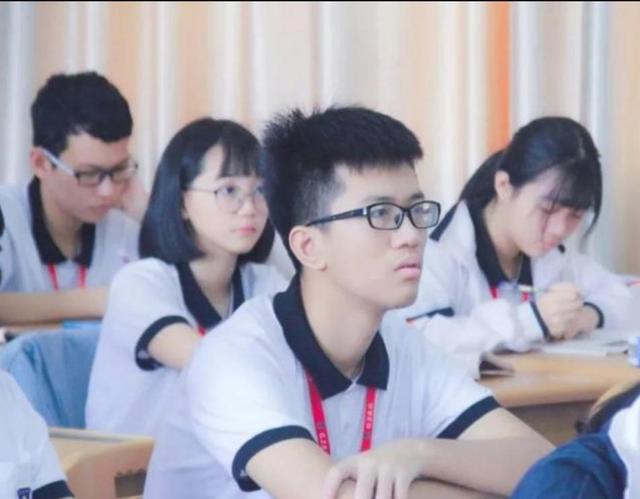 中学生“发型标准”公布，男生似“光头”，女生丑到“难以接受”