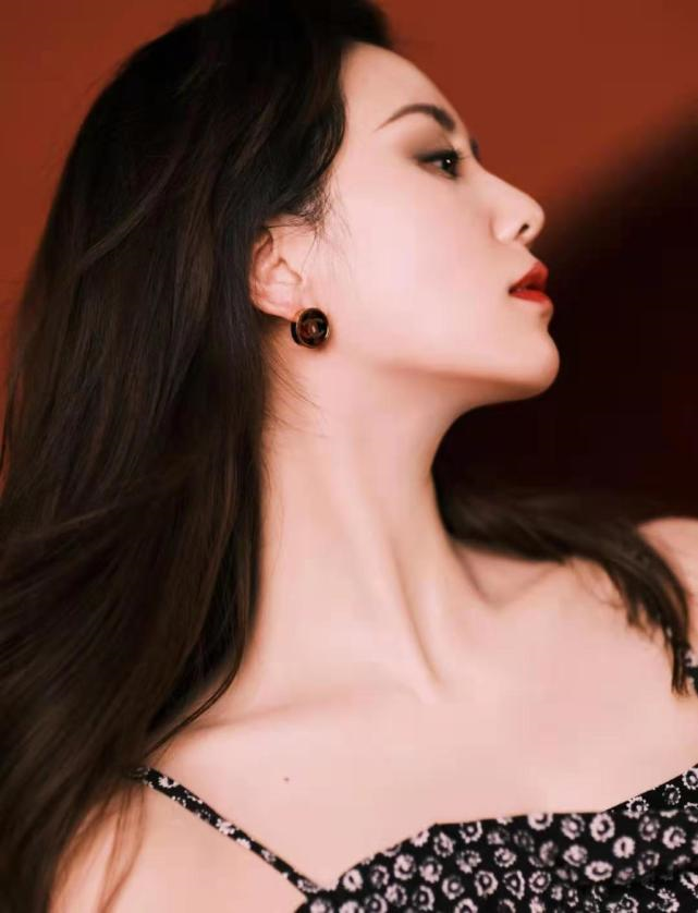 芭莎礼服夜：杨颖翻车，倪妮平淡，胜出的是穿国货的赵丽颖张小斐
