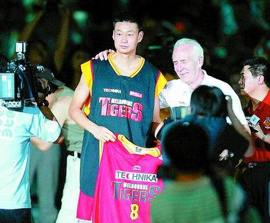 NBL联赛好打吗？国产雷阿伦18年前曾尝试，签约4个月，1场球没打