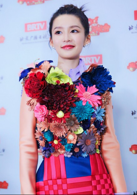 李沁的礼服，又又又翻车了