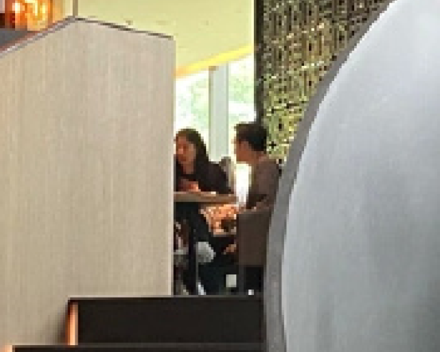 张智霖夫妇穿情侣装吃火锅，袁咏仪面色粉润，49岁脸部生图绝了