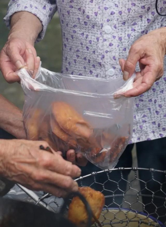吃早餐时，街边摊把塑料套在碗上热汤直接装，难道真的没毒吗？