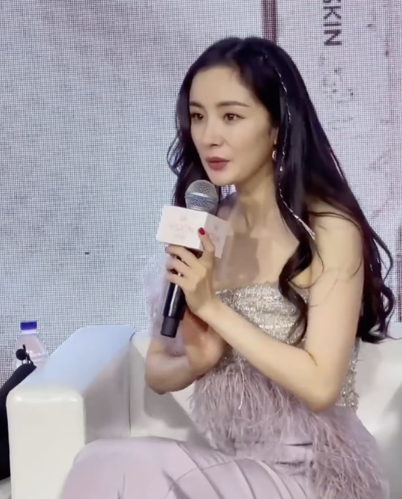 After Yang Mi changes modelling division head beautiful temperament is pulled full, the spot and humour of vermicelli made from bean starch are interactive: 