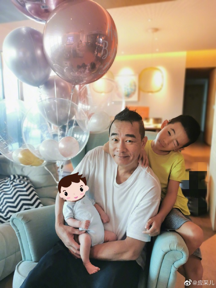 应采儿爸爸儿童节晒两个外孙萌照，jasper和弟弟一起坐围栏里玩