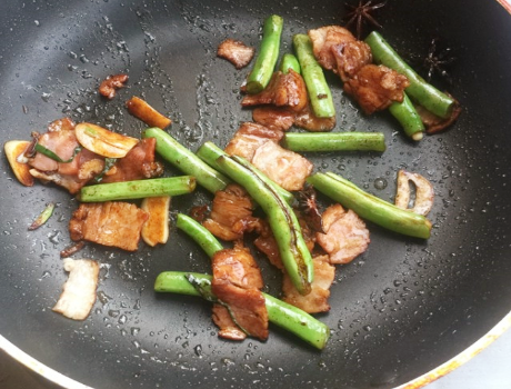 圖片[4]-做豆角燜面時(shí)有人先煮面有人直接燜教你1招不粘鍋更入味-起舞食譜網(wǎng)
