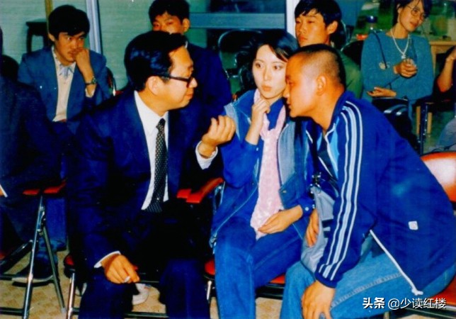 陳曉旭與身邊朋友罕見合影，脫下戲裝的她，人群中依然驚艷