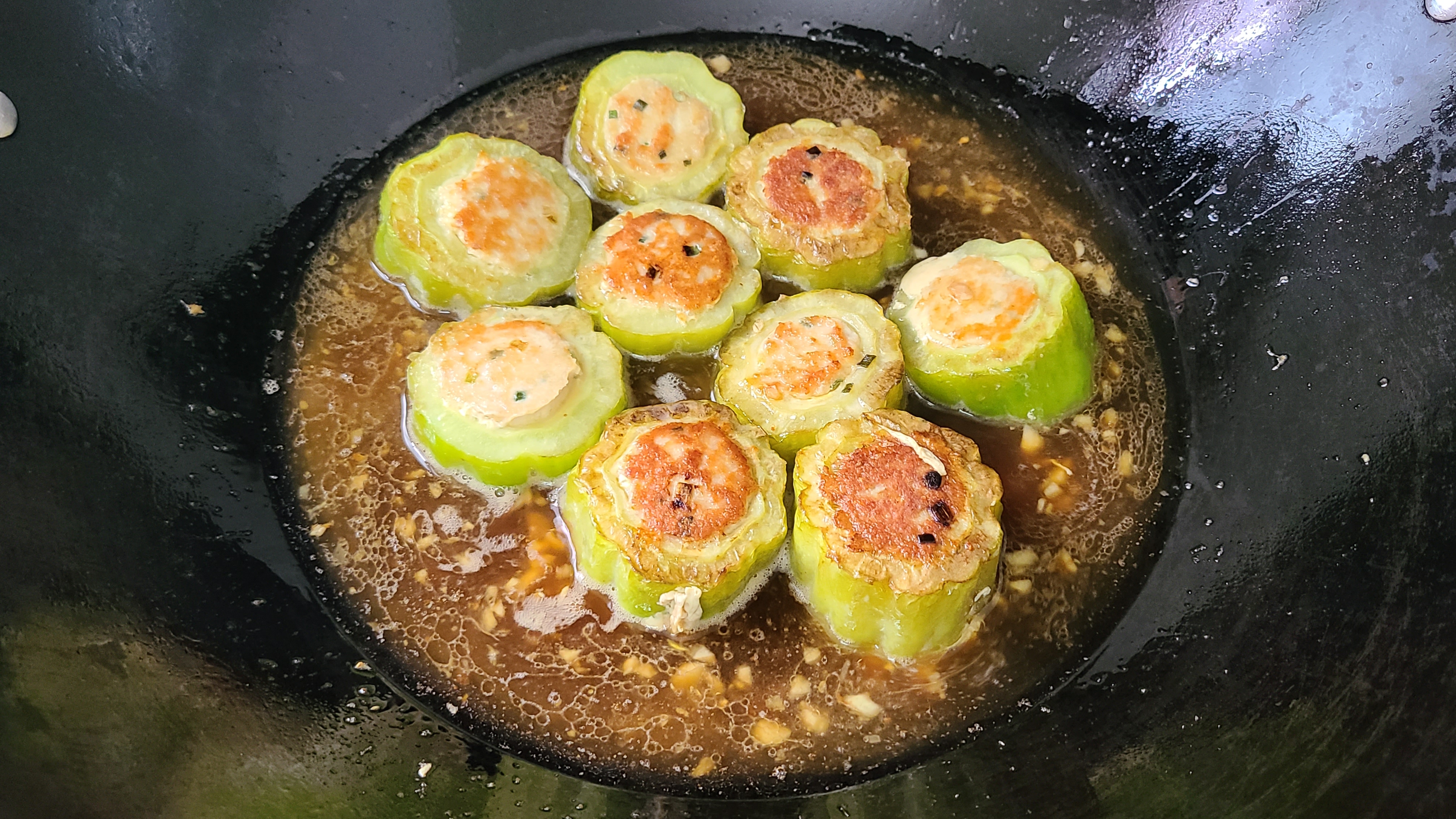 天氣這麼熱，教你一道廣東常見的釀苦瓜，香濃美味，好吃簡單