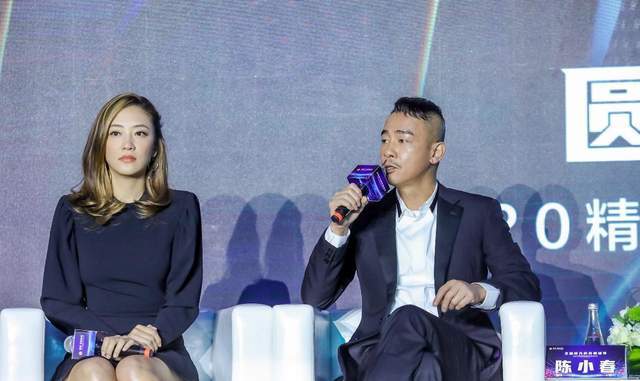 應采兒定居上海送兒子上國際學校，接Jasper放學時表演跳舞很賣力