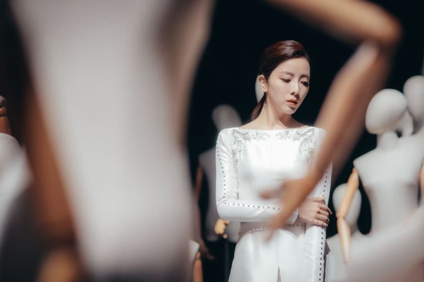 “央视花旦”李思思：嫁大学同学，3年生2子，婚