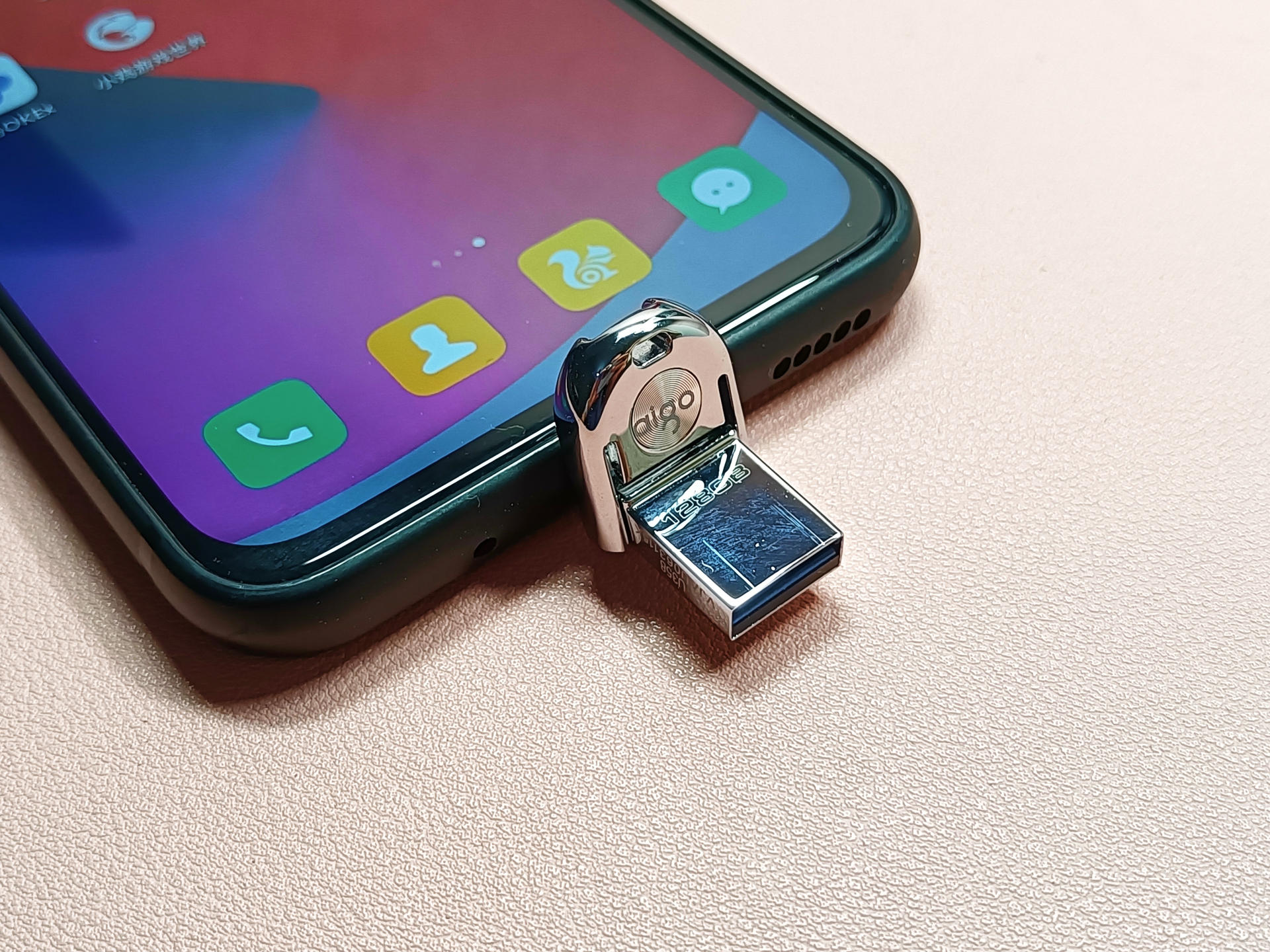 还在傻傻加钱买手机存储内存？快用aigo手机U盘备份你的手机资料