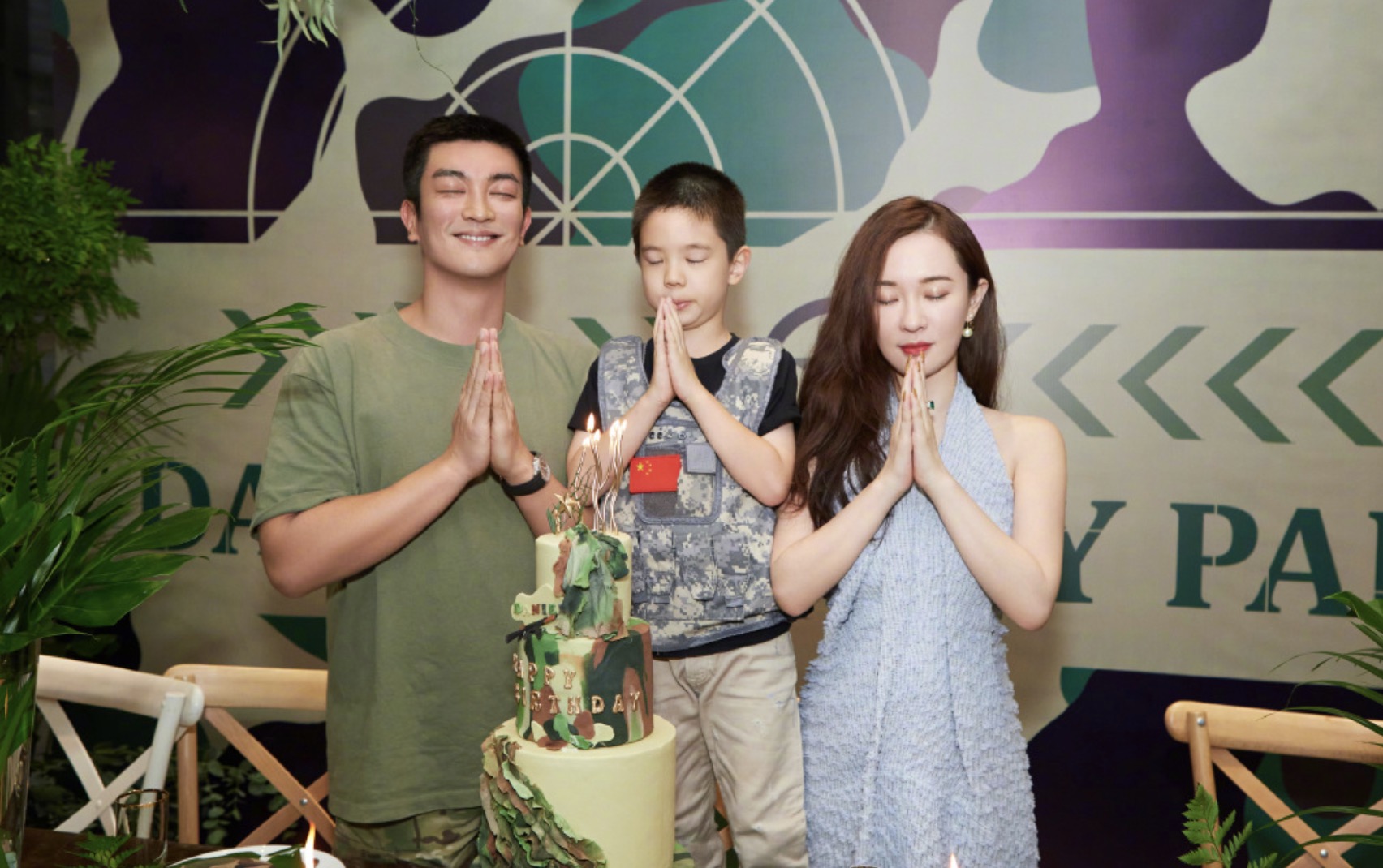 霍思燕晒照为7岁嗯哼庆生，一家三口亲吻、许愿，画面温馨