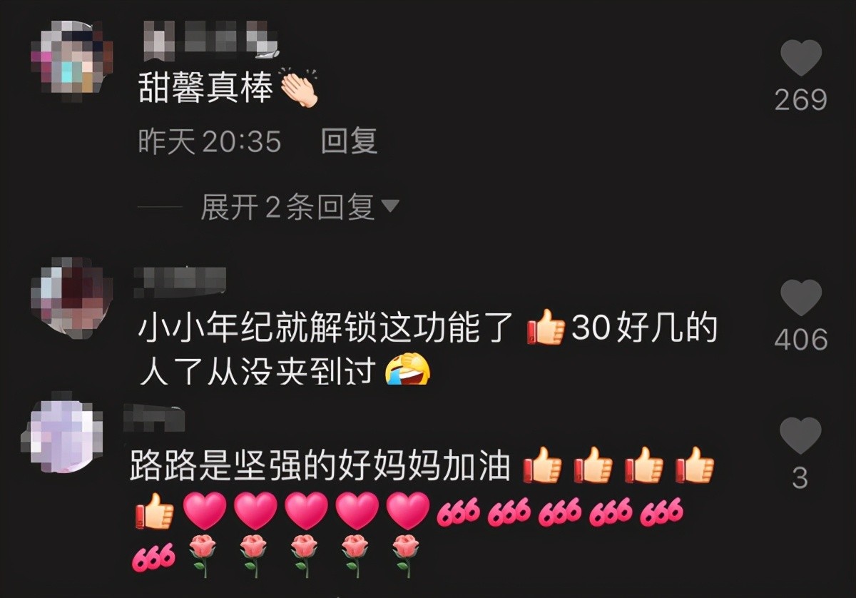 李小璐和甜馨沙灘邊玩耍，穿吊帶秀傲人上圍，女兒身高直逼其肩頭