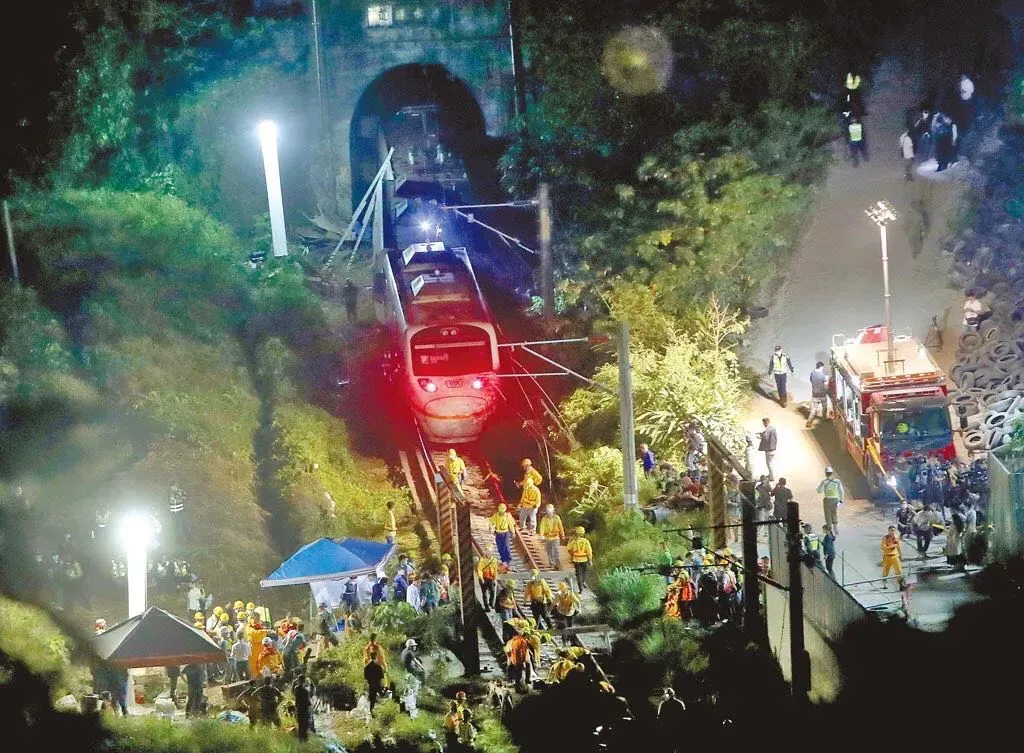 习近平向台湾列车出轨事故遇难同胞表示哀悼;事故原因初步查明,部分罹难者名单公布